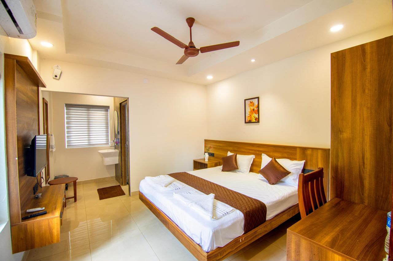 Deluxe Room at Grand Victoria, a premium hotel in Erumely near Sabarimala and Sree Dharma Sastha Temple
